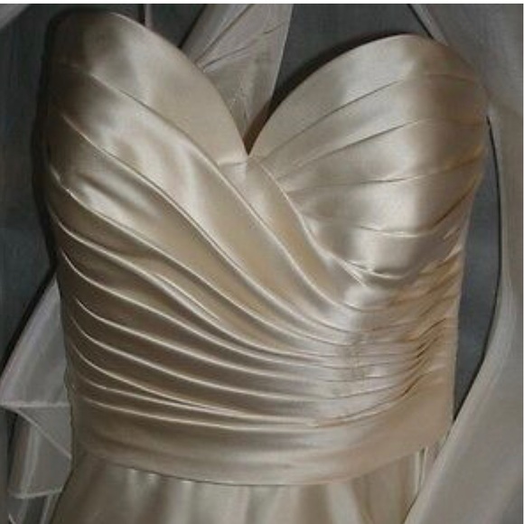 Allure High Low With Pockets And Free Veil. - Picture 2 of 5